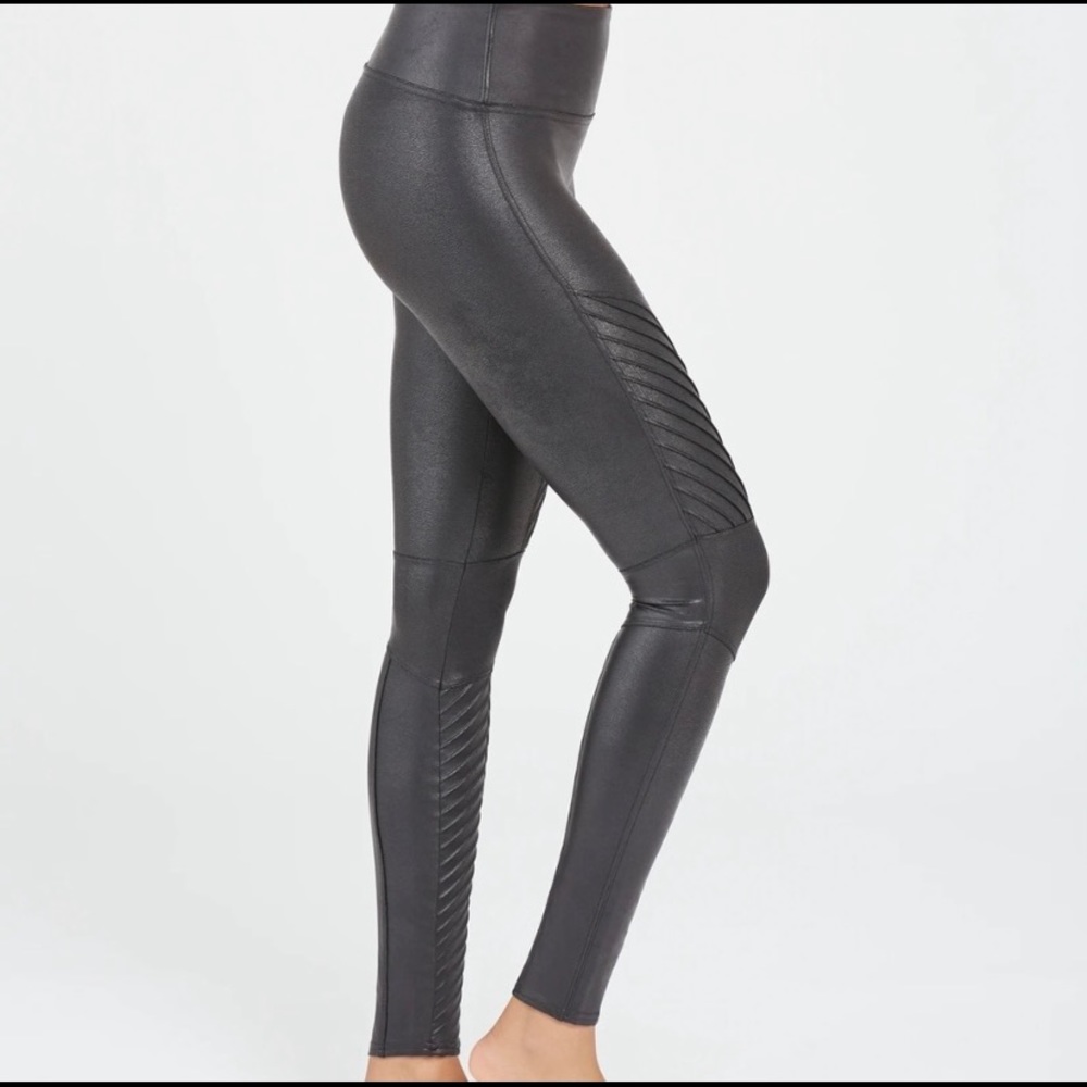 Spanx motto faux fur leggings. Size large. Worn twice. Excellent condition.